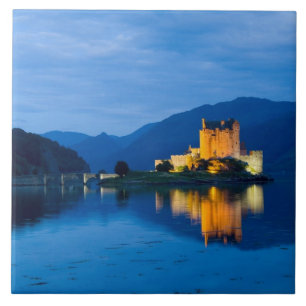 Belo castelo de Eileen Donan, em Dornie Ocidental