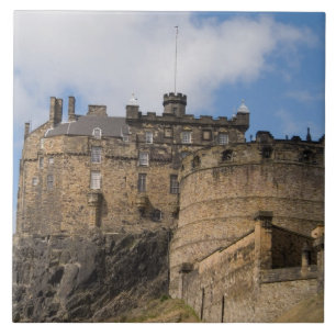 Belo famoso gigante Castelo de Edimburgo em