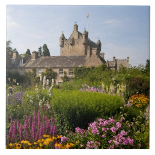 Belos jardins e famoso castelo na Escócia