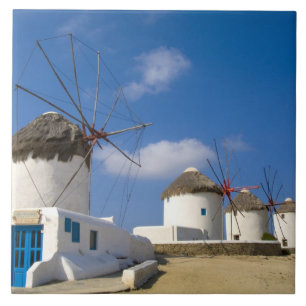 Belos moinhos de vento na ilha de Mykonos,