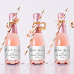 Bem-vindo ao Chá de panela<br><div class="desc">Felicidades para amar e celebrar com o nosso Bem-vindo ao Rótulo de Vinho Espumante do Chá de panela! Apresentando um roteiro elegante e um design chic,  é a maneira perfeita de vestir sua borbulha e cumprimentar os convidados em estilo. Um belo detalhe para um dia inesquecível!</div>