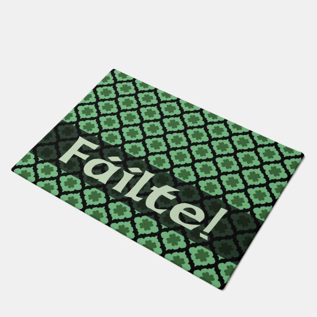 Bem-vindo! Failte! Tapete de Porta Verde Trevo Irl (Inclinado)