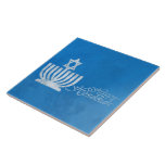 Bênçãos da Menorah<br><div class="desc">Azulejo cerâmico quadrado com uma imagem de uma menorah azul pálida e branca tocada com uma Estrela de David em tons azuis. Consulte caneca,  placa de papel e portas copos correspondentes. Veja toda a coleção de Azulejos Chanucá sob a categoria HOME na seção HOLIDAYS.</div>