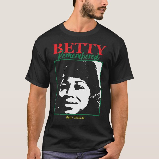 Betty lembrou Betty Shabazz de camisa preta (Frente)