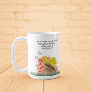 Bíblia verso e ave entre hibisco - Caneca de café