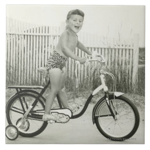 Bicicleta da equitação da menina