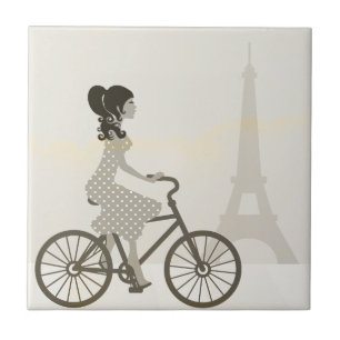 Bicicleta da menina em Paris, torre Eiffel do