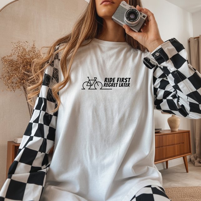 Bicicleta retrô Garota Ironia preta (T-shirt with retro design with a vintage bike and the fun saying "Ride First, Regret Later." )