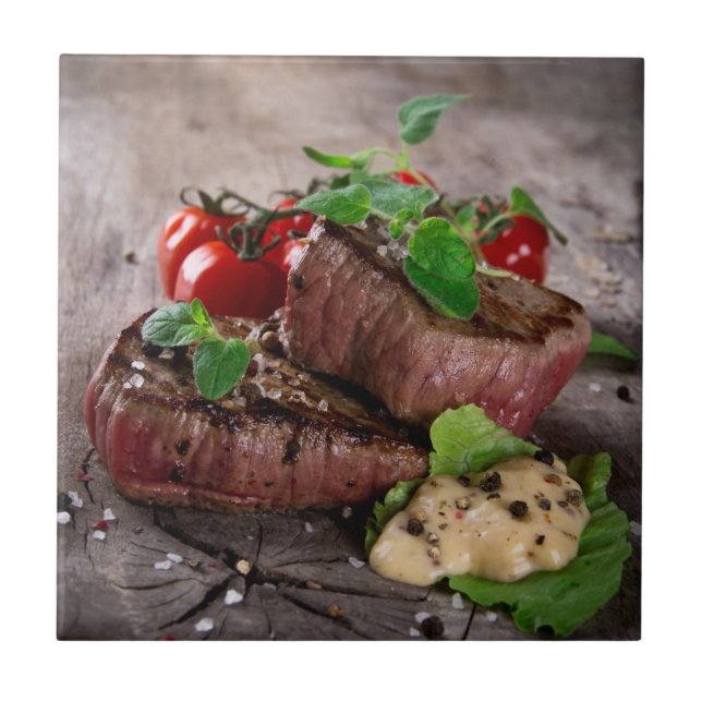 Bifes grelhados do churrasco com ervas e os (Frente)