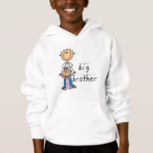 Big brother com o camiseta e os presentes da irmã
