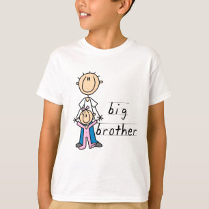 Big brother com o camiseta e os presentes da irmã