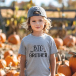 Big Brother | Família Irmão Correspondente<br><div class="desc">Roupa personalizado personalizado personalizado com o gráfico "Big Brother" em fontes modernas modernas modernas de tendências com um design de flecha boho. Perfeito para uma foto de anúncio de gravidez ou um presente para irmãos mais velhos quando um novo bebê chega! Use as ferramentas de design para editar as cores...</div>