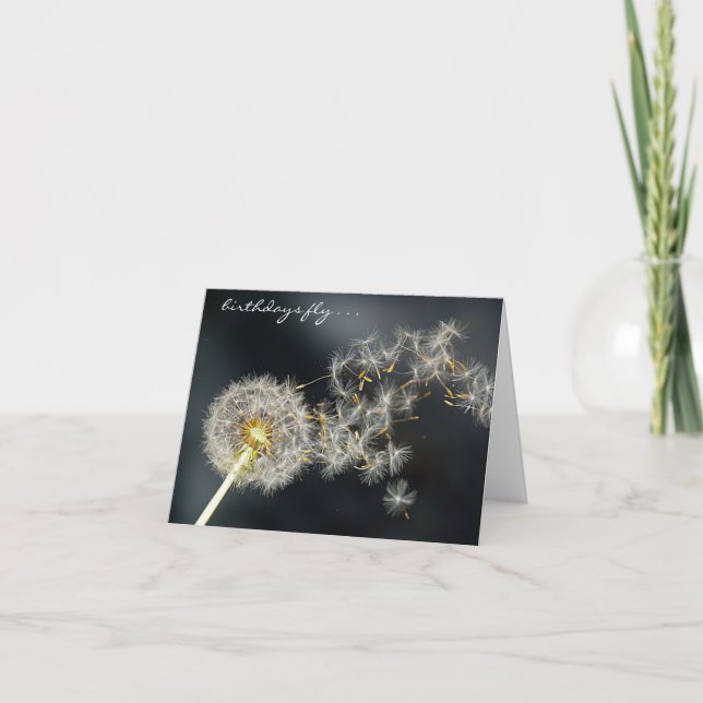 "Birthdays Fly" - Cartão de Aniversário Dandelion (Frente)