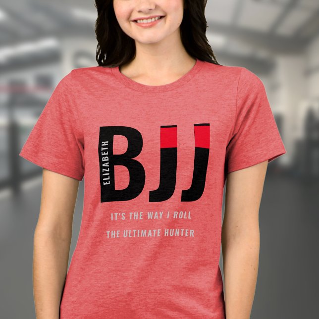 BJJ brasileira Jiu Jitsu adiciona nome de mulher (Red BJJ woman's Tshirt worn by a female model in a gym.)