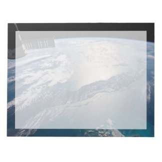 Bloco De Notas A Estação Espacial Internacional Acima Do Atlântic