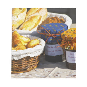 Bloco De Notas Cesta com croissants e pães de chocolate.