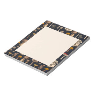 Bloco De Notas Cogumelos selvagens no notebook preto de grafite