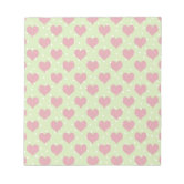 papel de nota branco sobre um fundo rosa. uma folha de papel de caderno foi  colocada em fundo xadrez rosa com corações rosa doce no canto. dia dos  namorados, conceitos de amor.