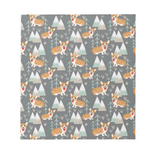 Bloco De Notas Corgis no padrão das montanhas e florestas
