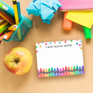 Bloco De Notas Crayons e Estrelas Notícias Coloridas Da Escola