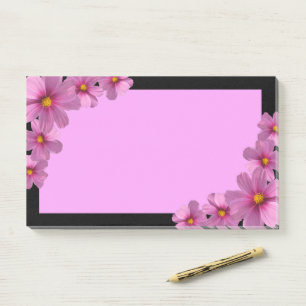 Bloco De Notas Design de Flor do Cosmos Roxo em um Fundo Preto