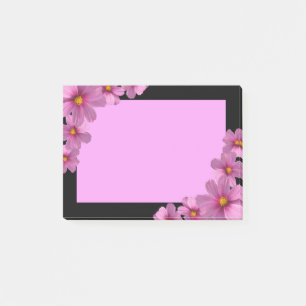Bloco De Notas Design de Flor do Cosmos Roxo em um Fundo Preto