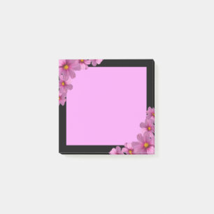 Bloco De Notas Design de Flor do Cosmos Roxo em um Fundo Preto