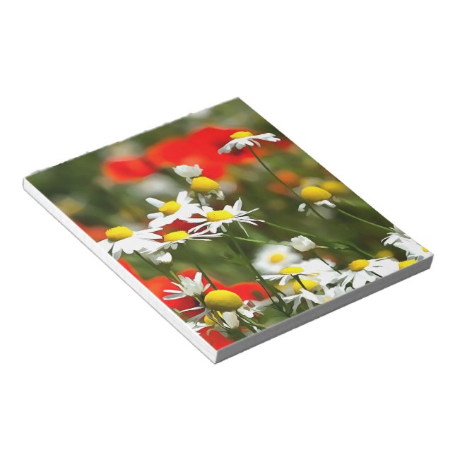 Bloco De Notas Em Um Campo de Poppies Ser Uma Margarida (Inclinado)