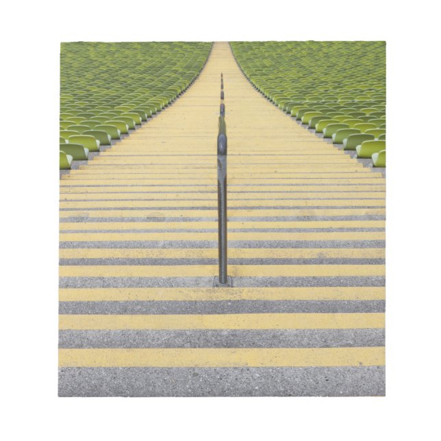 Bloco De Notas Escada de estádio entre fileiras de assentos verde (Frente)