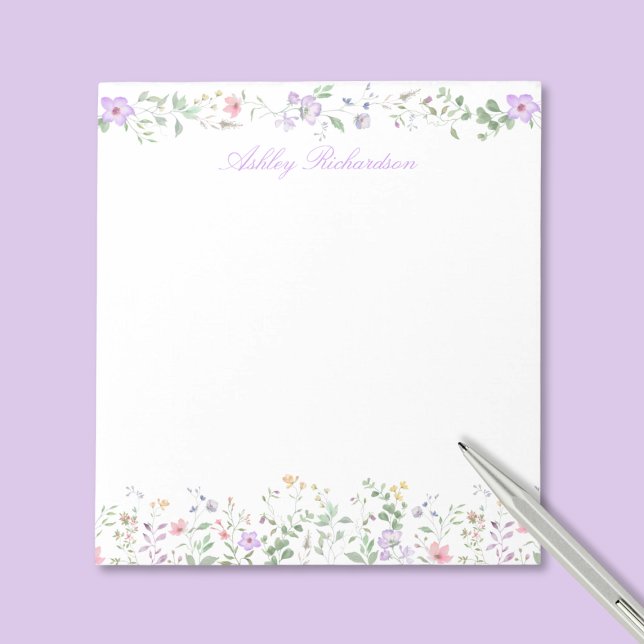 Bloco De Notas Flor de Campo Personalizada (elegant pretty girly wildflower floral notepad with custom name monogram in script calligraphy)