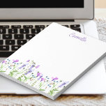 Bloco De Notas Flor Delicado Roxo Púrpura Personalizado<br><div class="desc">Bonito bloco de notas com borda de flor silvestre roxa para personalizar com seu nome. Esta delicada e feminina design floral de aquarela tem uma borda de flores silvestres com tipografia manuscrita.</div>