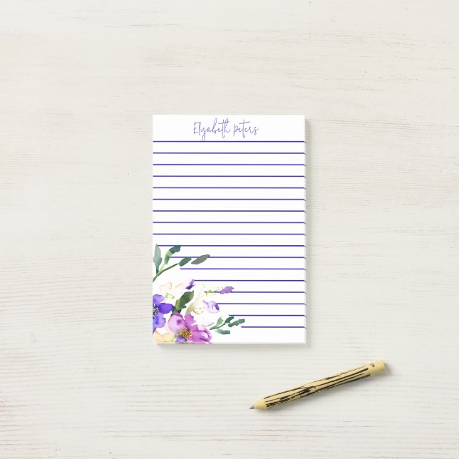 Bloco De Notas Floral personalizado rosa e roxo (Na mesa)