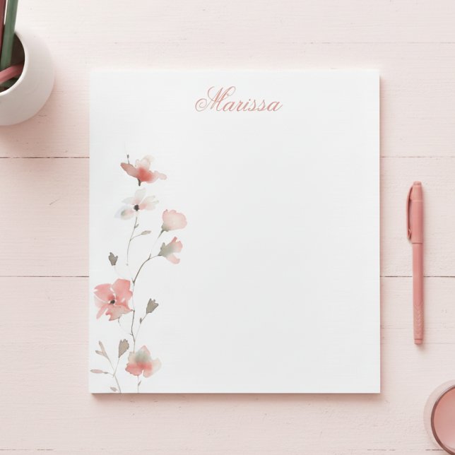 Bloco de Notas Floral Rosa Personalizado (coral blush pink wildflower notepad with custom name monogram in elegant calligraphy script)