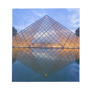 Bloco De Notas França, Paris. O Louvre ao crepúsculo. Crédito