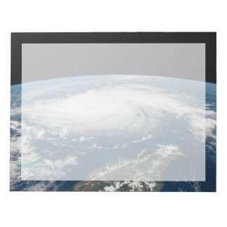Bloco De Notas Furacão Dorian Sobre O Oceano Atlântico.