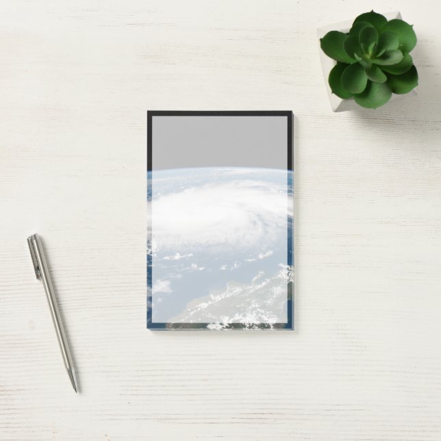 Bloco De Notas Furacão Dorian Sobre O Oceano Atlântico. (Escritótio)