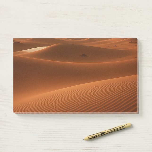 Bloco De Notas Golden Serenity – Desert Landscape at Sunset (Na mesa)