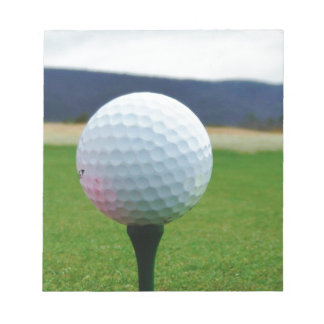 Bloco De Notas Golf Ball em um campo de golfe na montanha