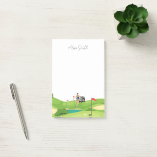 Bloco De Notas Golfer Woman está no campo de golfe com grama verd