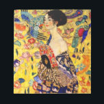 Bloco De Notas Gustav Klimt Lady com ventilador<br><div class="desc">Notepad com a pintura a óleo de Gustav Klimt Lady with Fan (1918). Uma mulher vestindo um quimono azul segura um fã vermelho contra um fundo amarelo colorido de flores e pavões. Um presente de excelente para fãs de arte japonesa e europeia.</div>