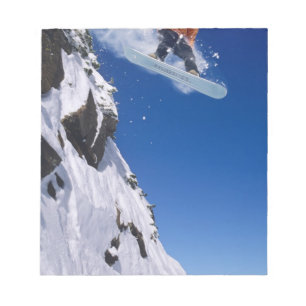 Bloco De Notas Homem em uma prancha de snowboard saltando de uma