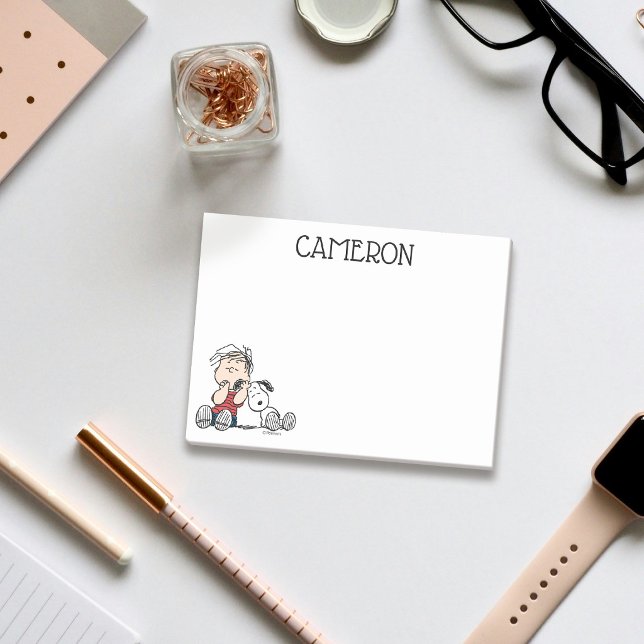 Bloco De Notas Linus Confortado com a Orelha do Snoopy (Notepad on desk)