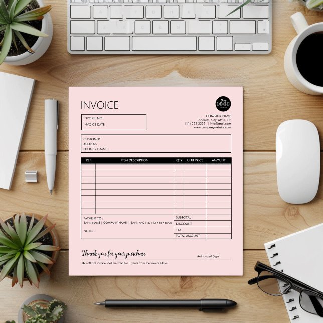 Bloco De Notas Modelo de fatura mínima para pequenas empresas ros (Pink Minimalist Small Business Invoice Template Notepad desk top mockup)