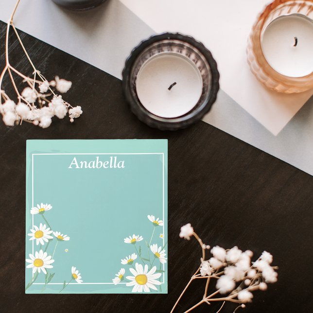 Bloco De Notas Moldura de flor margarida sobre fundo verde claro (Daisy flower frame on light green background notepad)