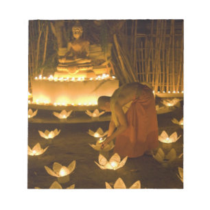 Bloco De Notas Monges acendendo velas khom loy e lanternas para
