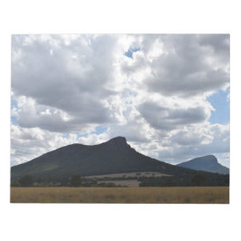 Bloco De Notas Monta Sturgeon e Abrupto Sob Nuvens Dramáticas