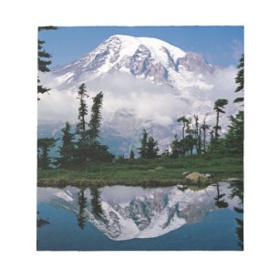 Bloco De Notas Monte Rainier refletido em um lago de montanha