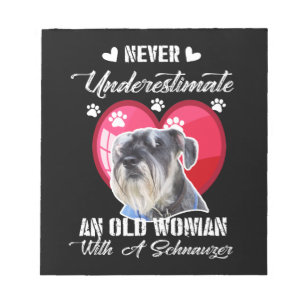 Bloco De Notas Nunca subestime uma velha mulher com um schnauzer