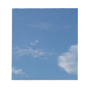 Bloco De Notas nuvens brancas do céu azul escuro