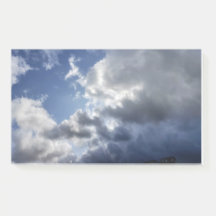 Nuvens fluffy brancas de cor azul brilhante no céu